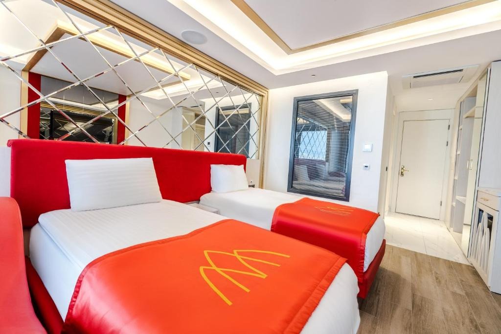 هتل گرانادا لاکچری رد